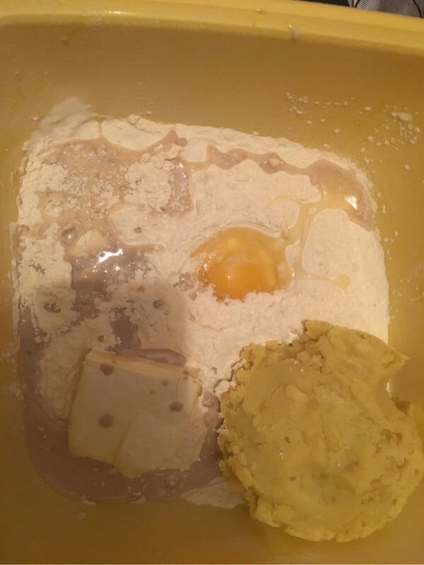 Gebäck mit Kartoffelfüllung Rezept - Patatesli Ay Çöreği Tarifi