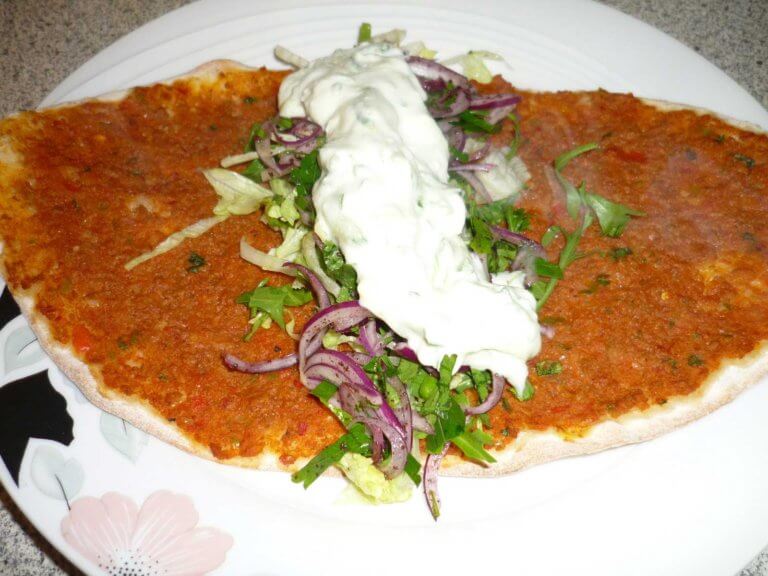 Hausgemachte türkische Pizza – Ev Lahmacunu