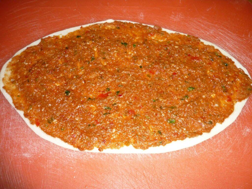 Hausgemachte türkische Pizza Rezept - Ev Lahmacunu Tarifi