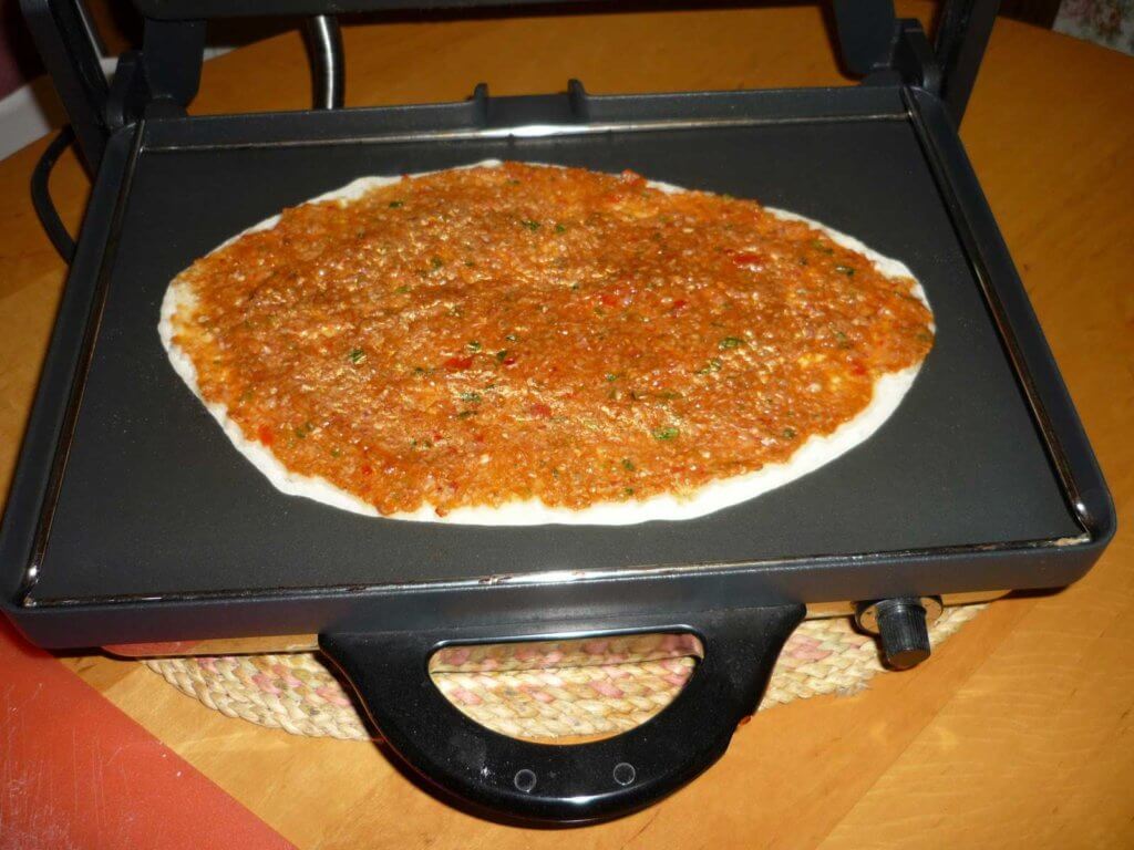 Hausgemachte türkische Pizza Rezept - Ev Lahmacunu Tarifi