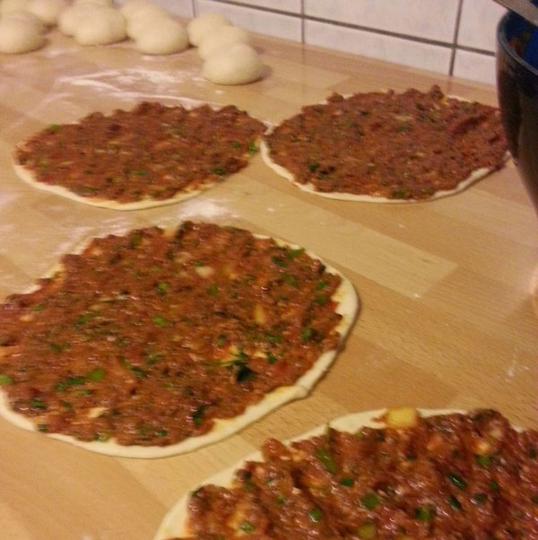Hausgemachte türkische Pizza - Leziz Ev Lahmacunu