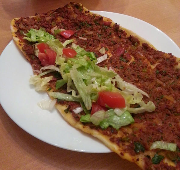 Hausgemachte türkische Pizza - Leziz Ev Lahmacunu
