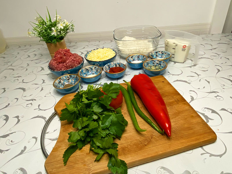 Traditionelle türkische Küche Kiymali Pide Rezept auf Deutsch